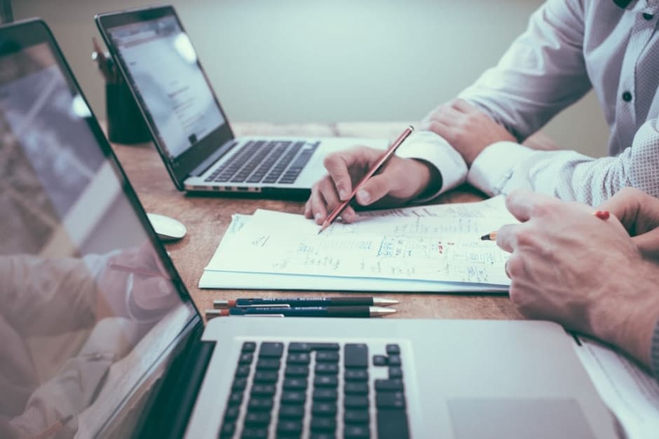MitarbeiterInnen eines Kleinunternehmens planen ihr Affiliate Marketing mit Awins Leitfaden