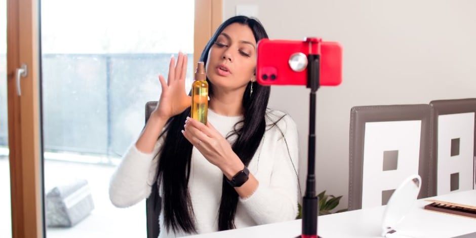 Influencerin bewirbt ein Produkt passend zur Cyber Week Prognose zunehmender Influencer-Marketing-Kampagnen